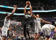 关于雄鹿B队完胜加拿大男篮,欧文高光表现的信息 关于雄鹿B队完胜加拿大男篮,欧文高光表现的信息