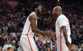 公牛鏖战独行侠,恩比德三分雨点燃全场 公牛鏖战独行侠,恩比德三分雨点燃全场