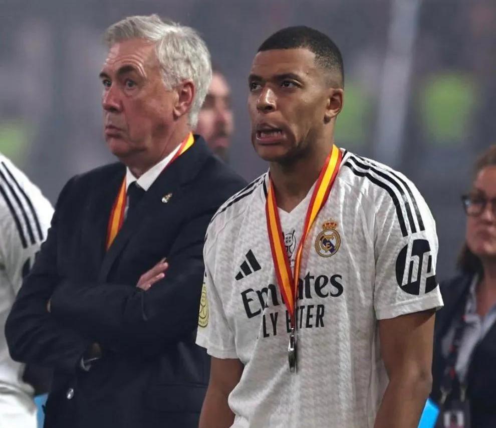 圣埃蒂安遭遇连败,保级艰难形势日益加重 圣埃蒂安遭遇连败,保级艰难形势日益加重