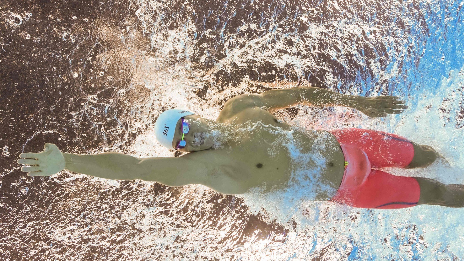 绿茵之外的传奇，当袋鼠军团在欧冠决赛日掀翻波兰巨人